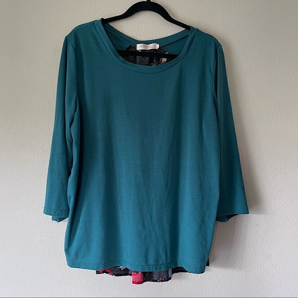 Die Die Fashion Teal and Floral Women’s Top. Size 4XL.